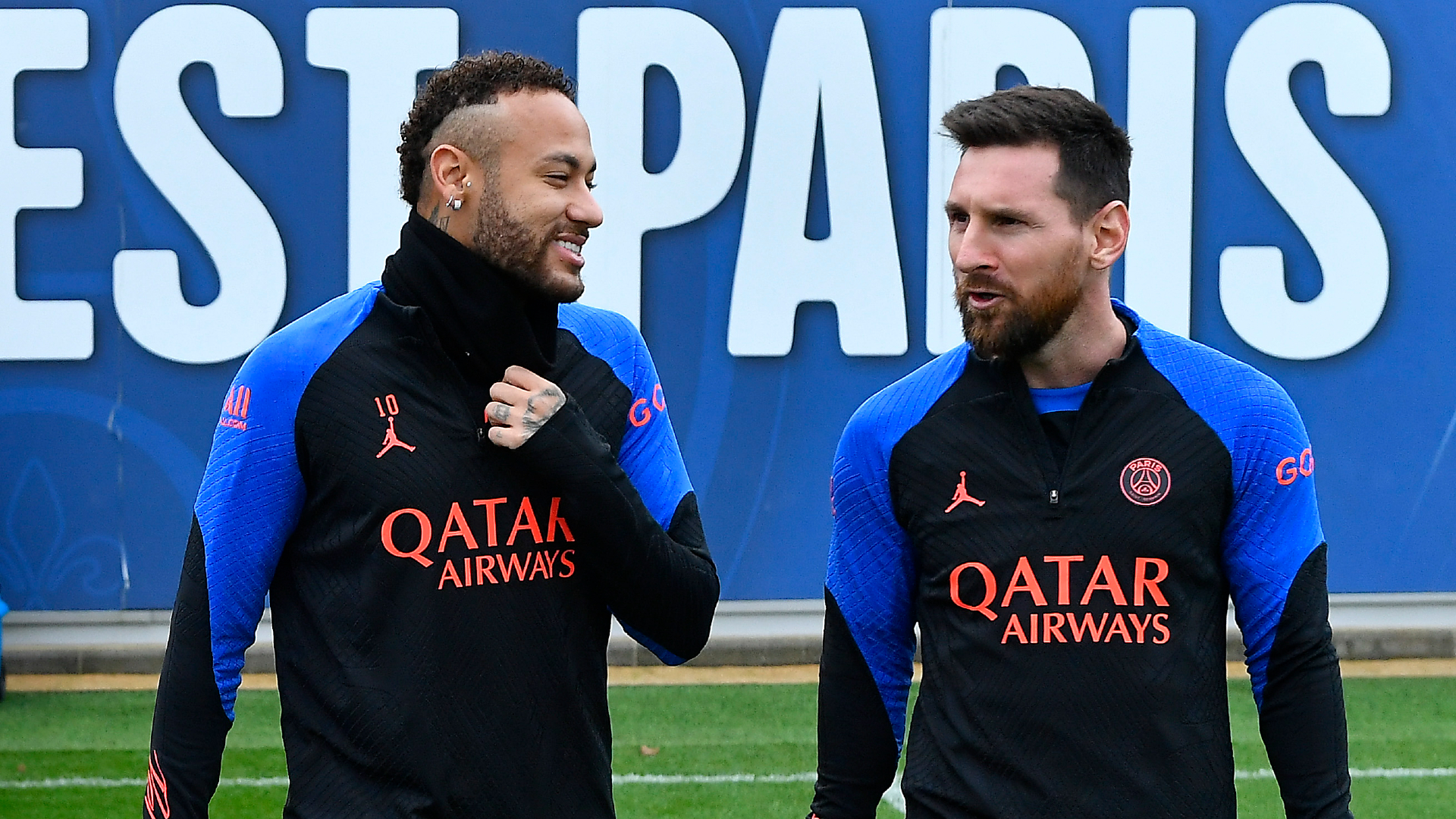 Messi given guard of honour on return to PSG