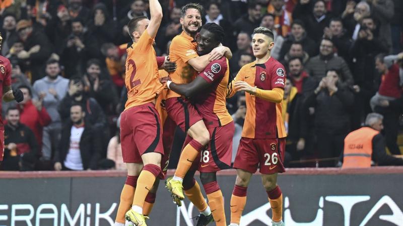 Galatasaray vence 2-1 al Ankaragucu y es líder