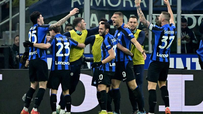 إنتر يلحق بنابولي الخسارة الأولى ويشعل الصراع على اللقب