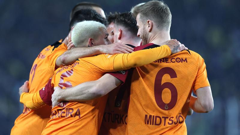Galatasaray golea 0-3 al Fenerbahce y se afianza en la cima