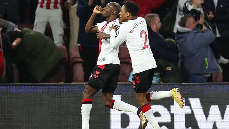 League Cup : Le lob hallucinant de Moussa Djenepo qui profite d'un Stefan Ortega trop avancé !