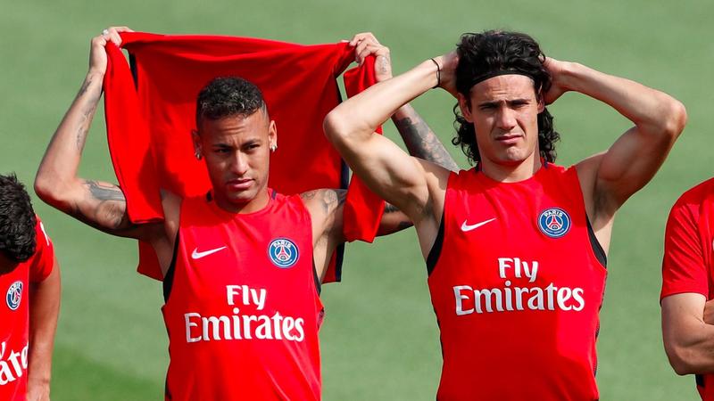 Balotelli apoya a Cavani y cuestiona a Neymar en la polémica del penalti