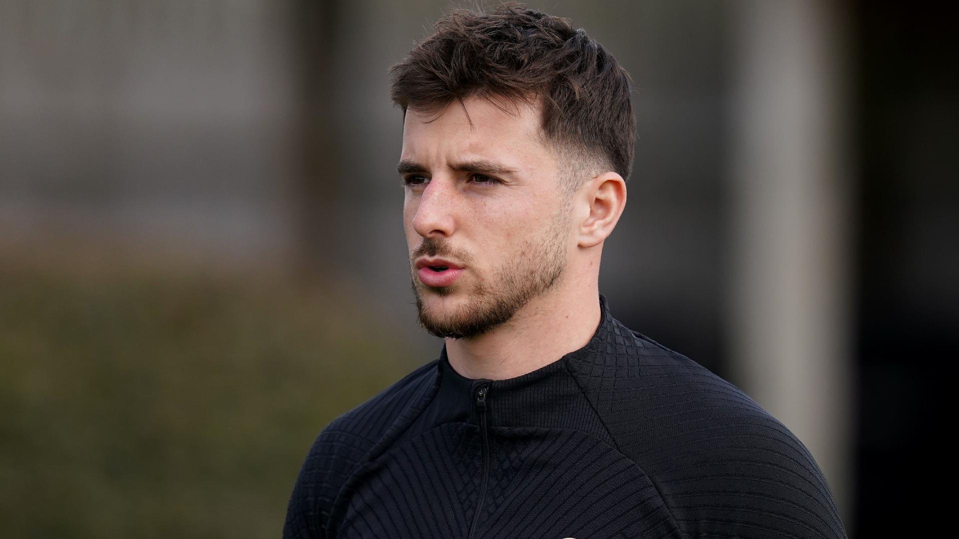 Manchester United make improved bid of up to £50m for Chelsea’s Mason Mount