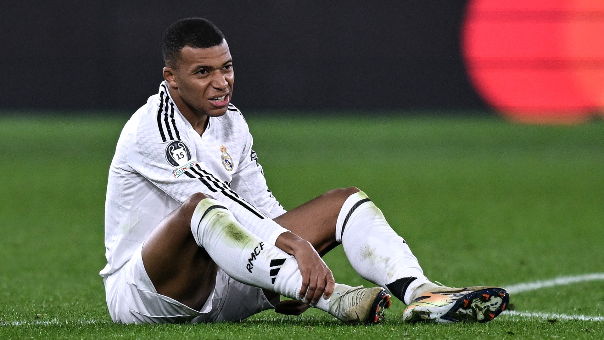 Mbappe sustains thigh injury