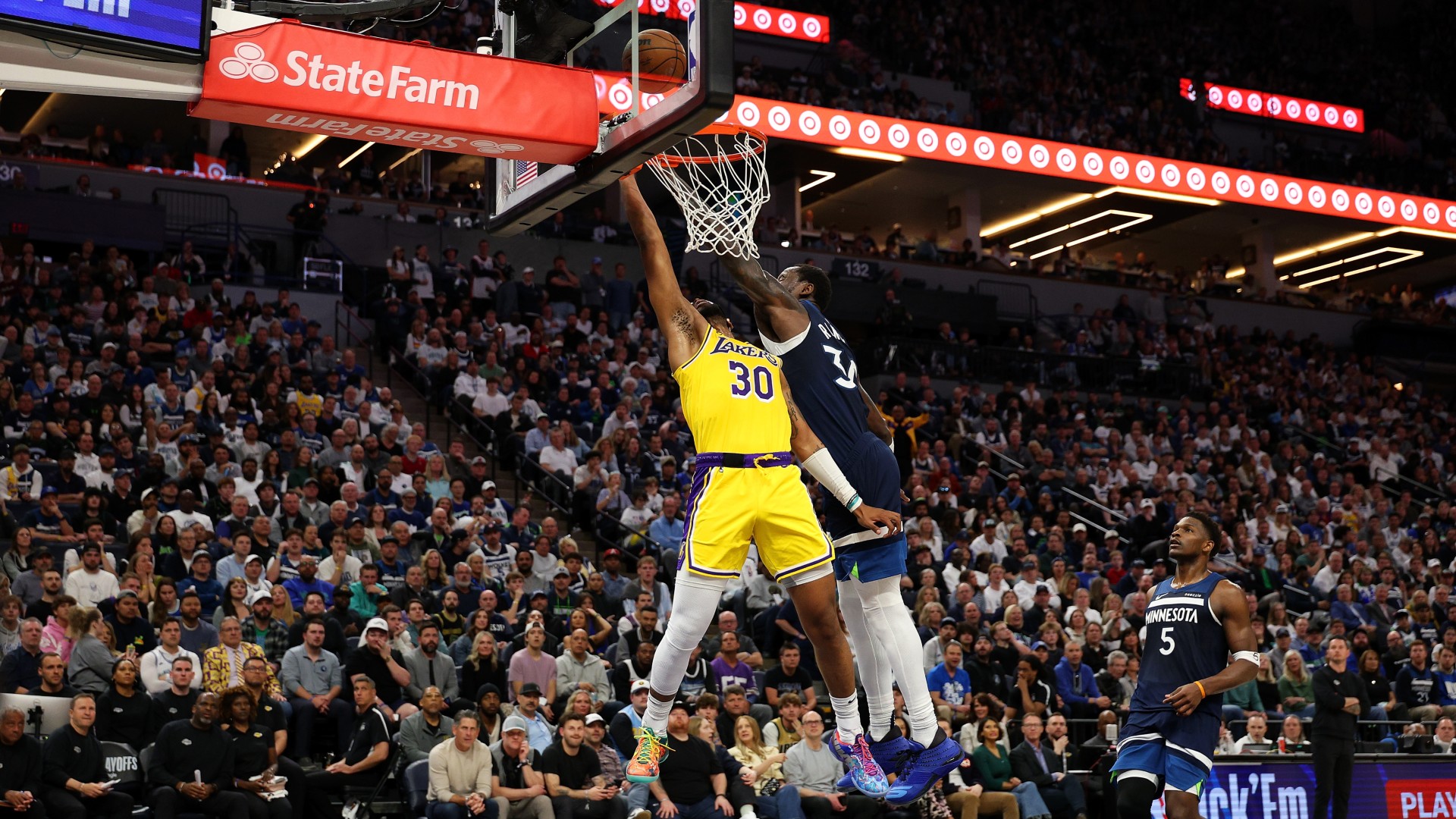 Wolves beat Lakers for 2-1 lead