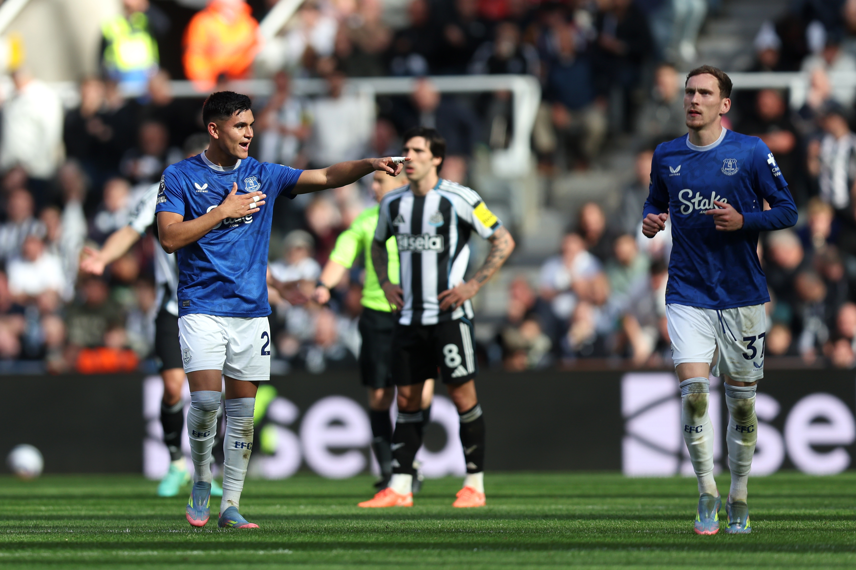 Everton sign Alcaraz permanently