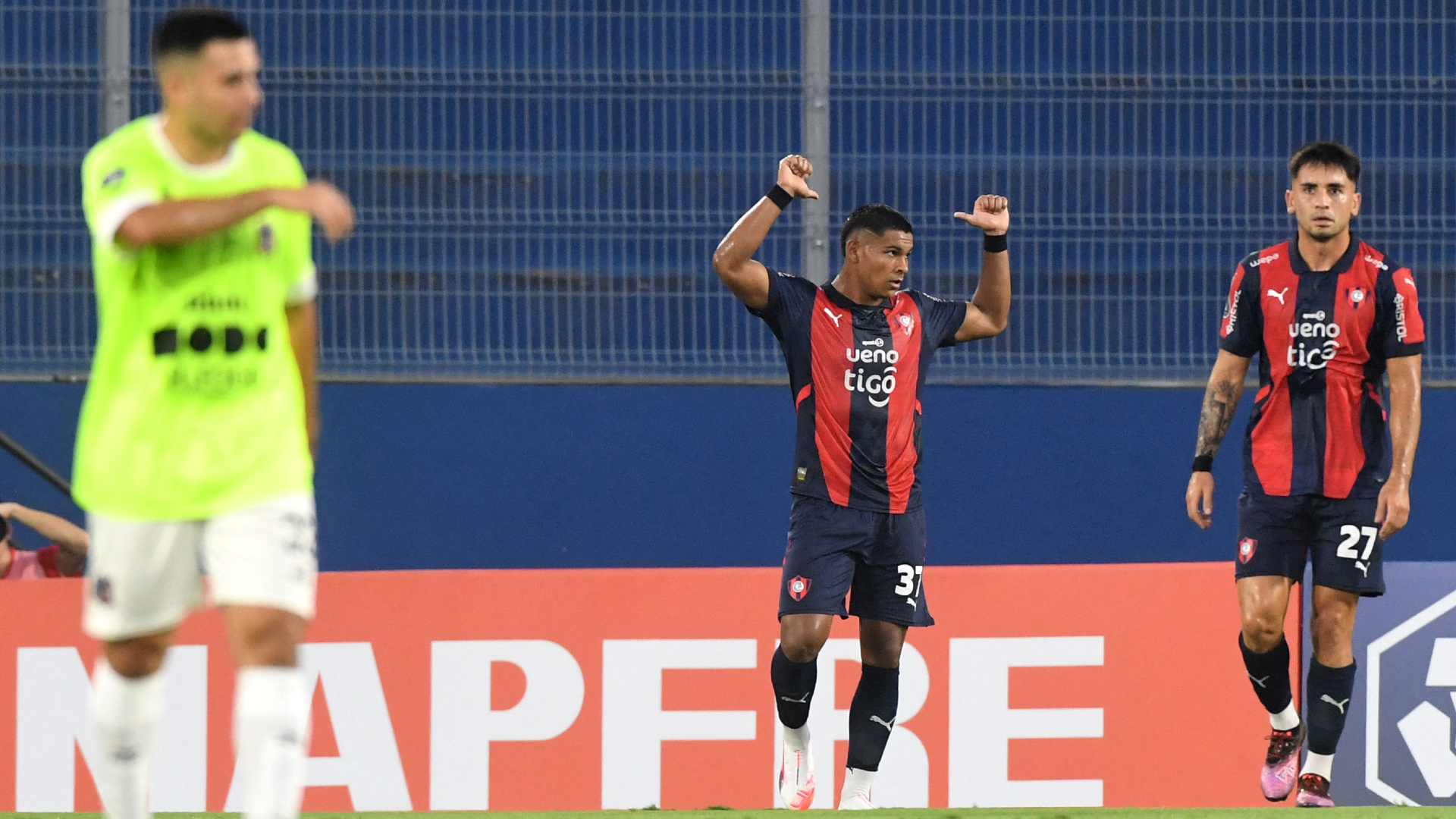 Man Utd complete £7m Leon swoop