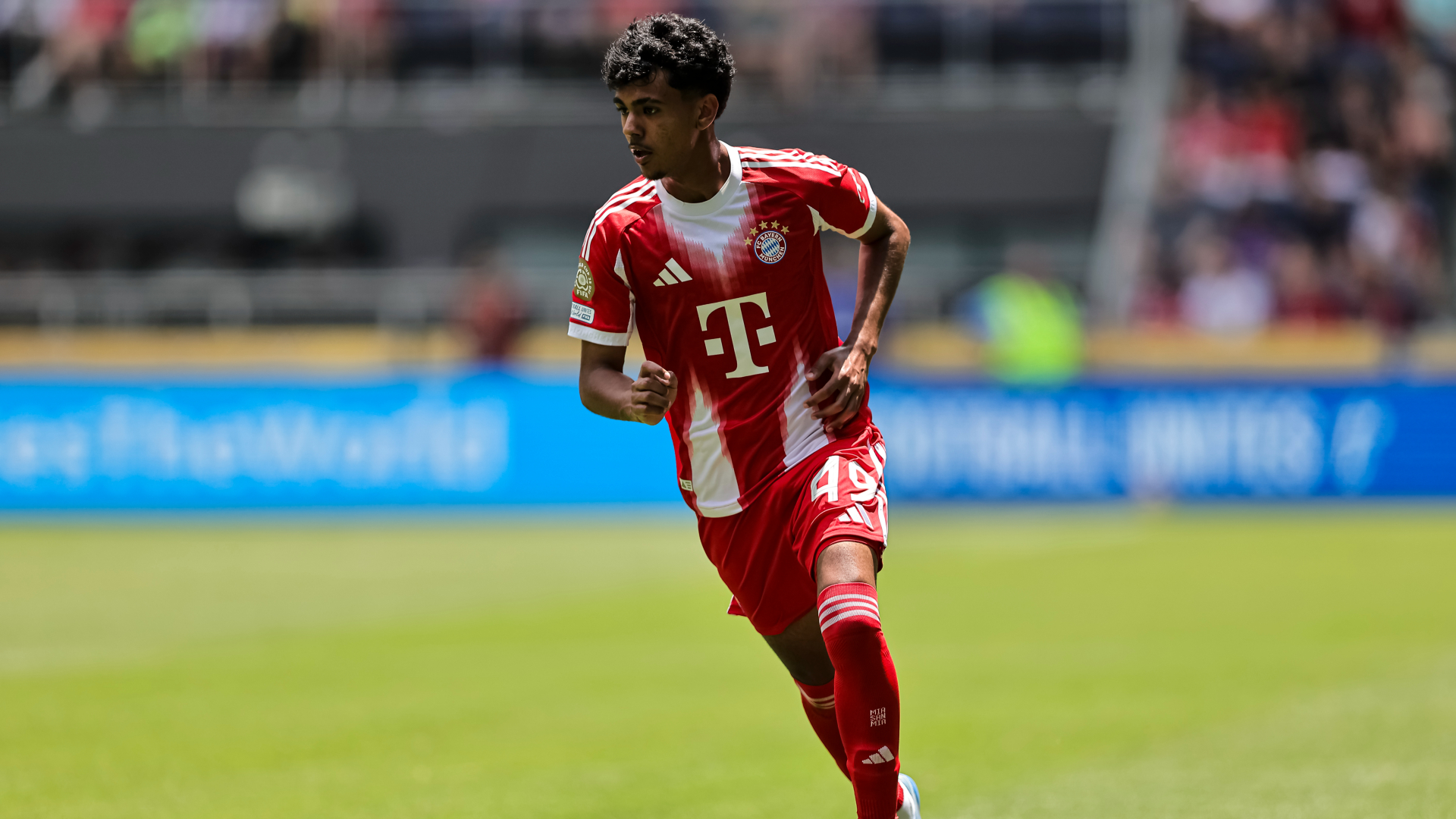 Everton complete £8m Aznou transfer