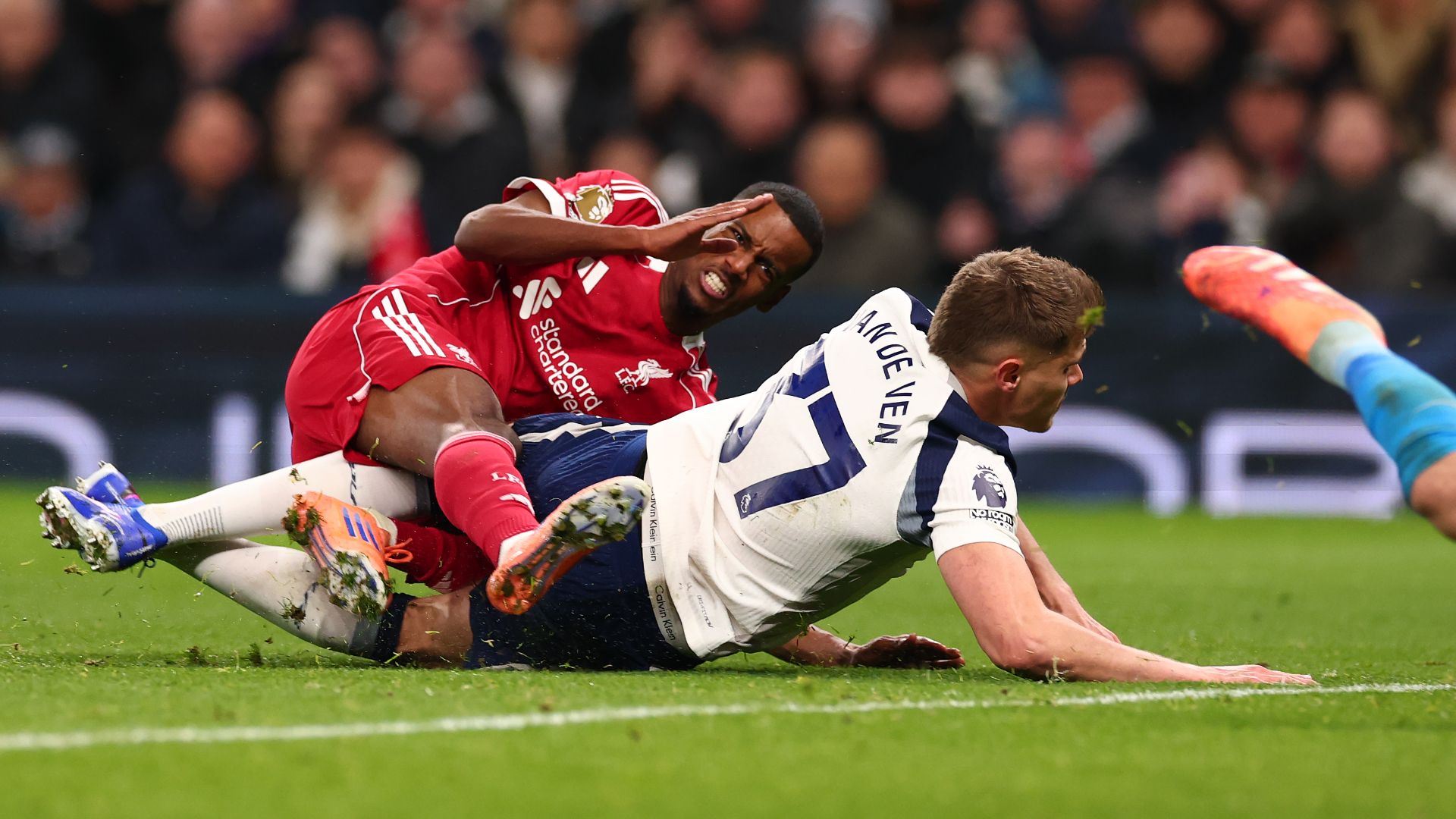 Carragher defends challenge on Isak