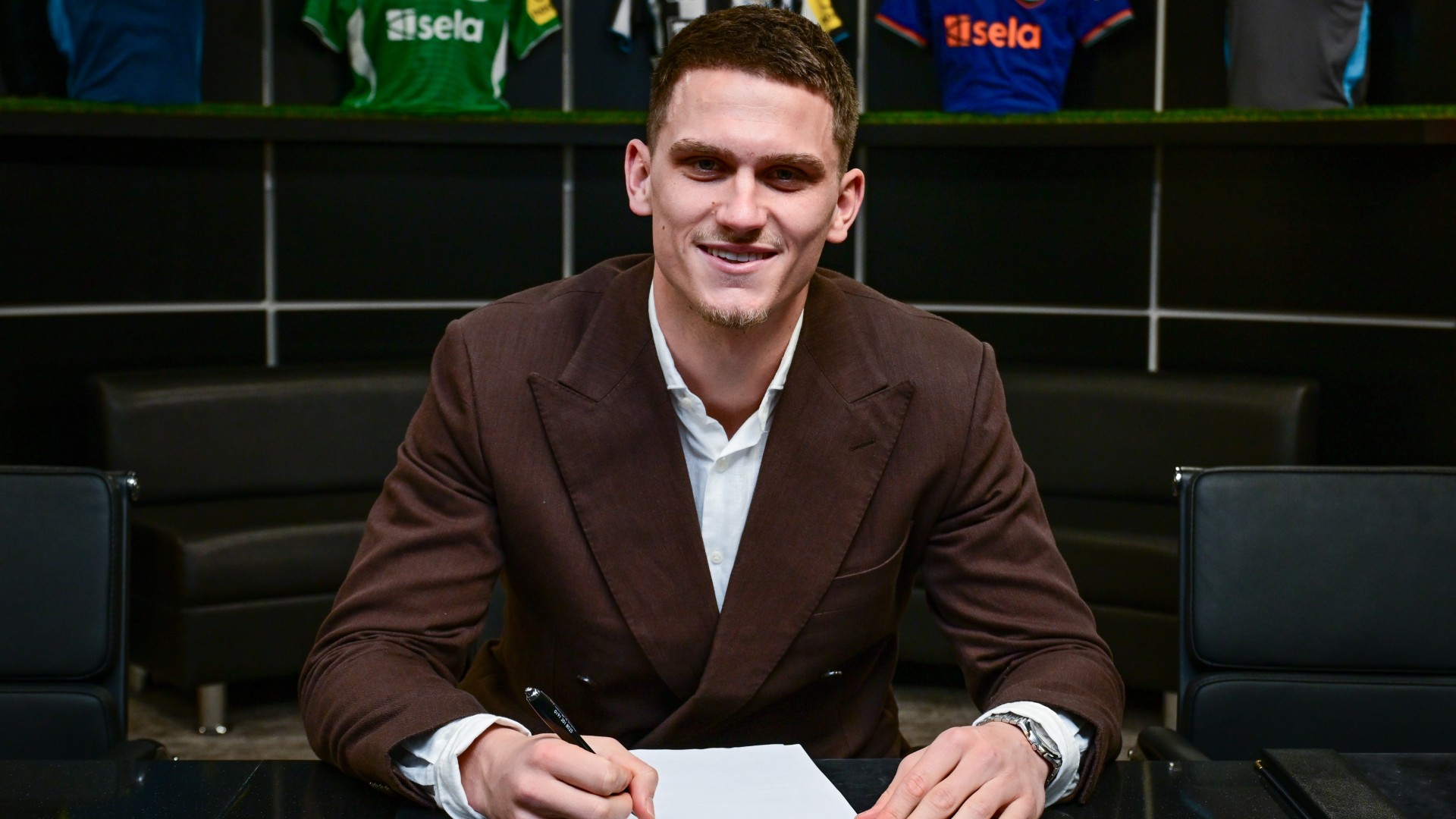 Botman signs Newcastle extension