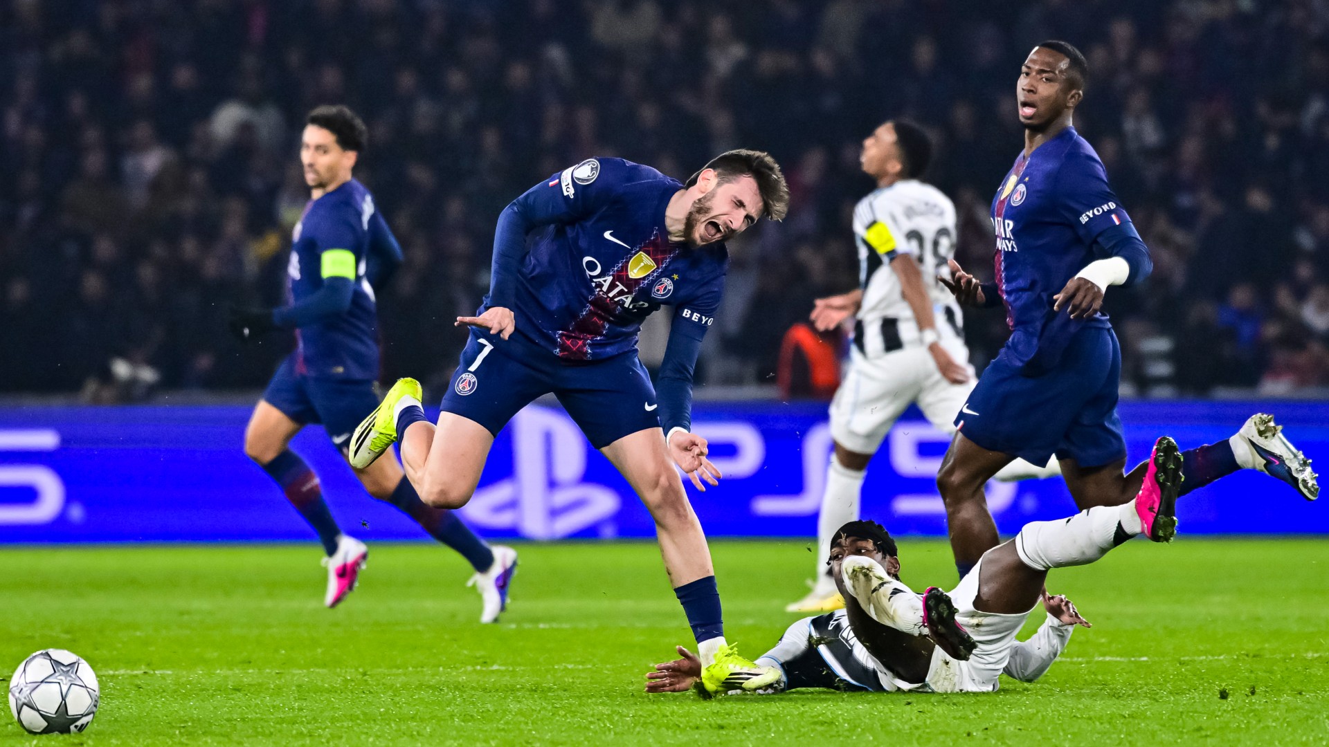 PSG fear 'complicated' Kvara injury